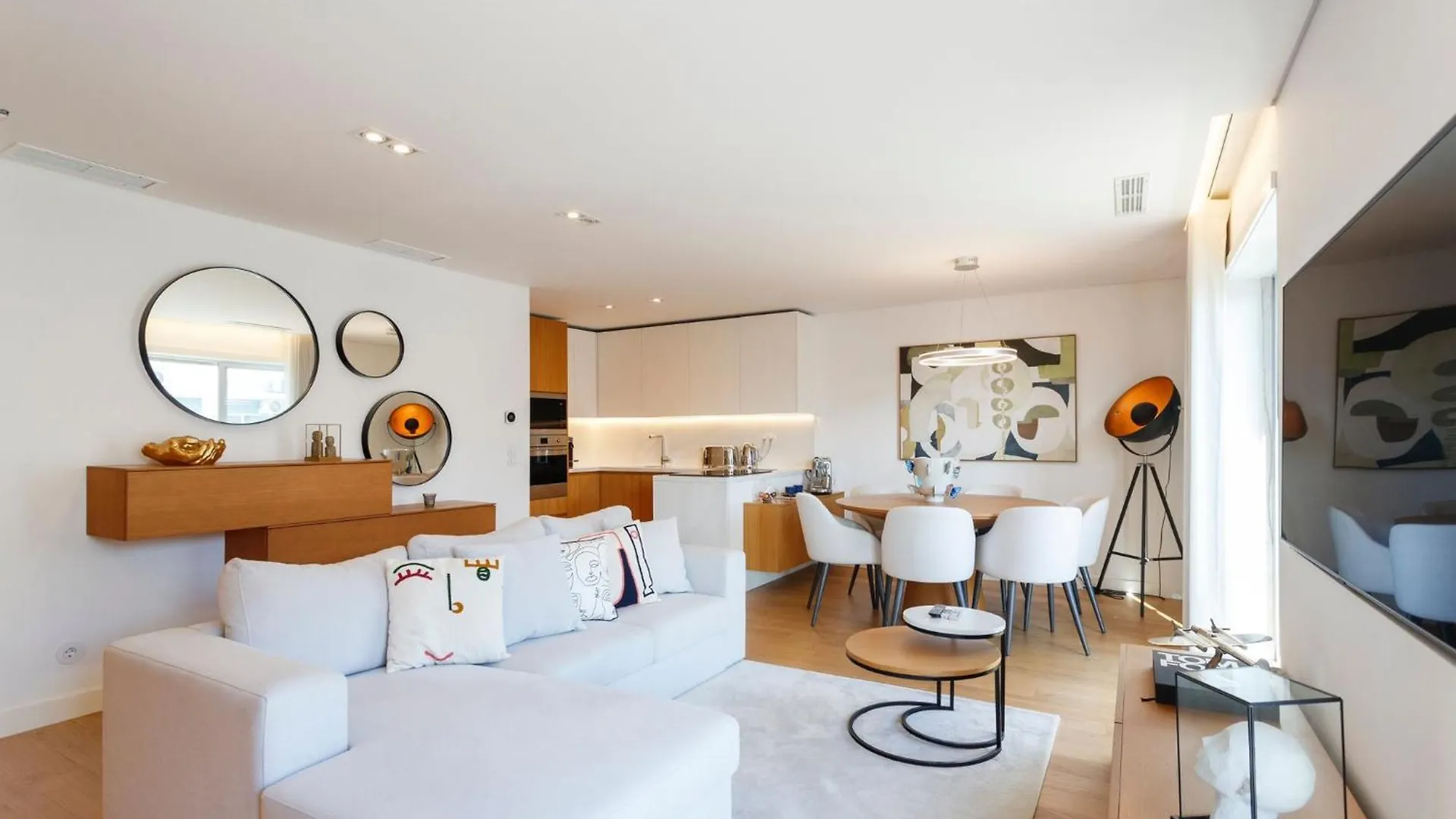 Luxurious Apartment With Balcony In The Parque Eduardo VII Region location